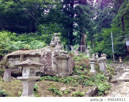 山形県・亀岡文殊堂(大聖寺)の参道 99826911