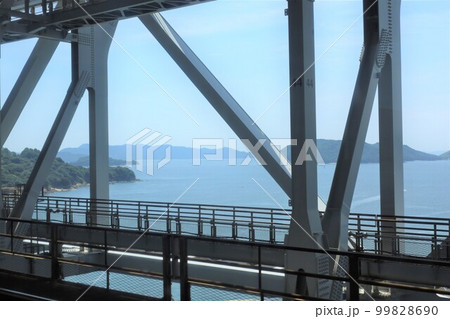岡山から高松へJRで瀬戸大橋を通り瀬戸内海を渡る7月 99828690
