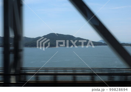 岡山から高松へJRで瀬戸大橋を通り瀬戸内海を渡る7月 岡山から高松へJRで瀬戸大橋を通り瀬戸内海を渡る7月 99828694