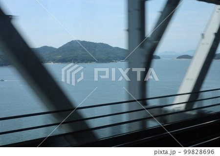 岡山から高松へJRで瀬戸大橋を通り瀬戸内海を渡る7月 岡山から高松へJRで瀬戸大橋を通り瀬戸内海を渡る7月 99828696