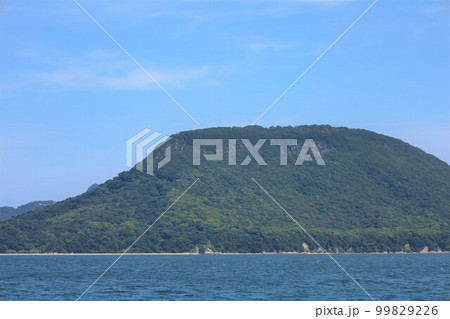四国、香川県、高松より小豆島へ向かう船より眺める屋島、夏の昼下がり 99829226