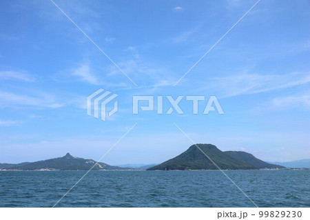 四国、香川県、高松より小豆島へ向かう船より眺める屋島、夏の昼下がり 四国、香川県、高松より小豆島へ向かう船より眺める屋島、夏の昼下がり 99829230