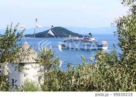 夏の小豆島、瀬戸内海、豪華客船のクルーズ、そして海上にあがる花火 夏の小豆島、瀬戸内海、豪華客船のクルーズ、そして海上にあがる花火 99830219