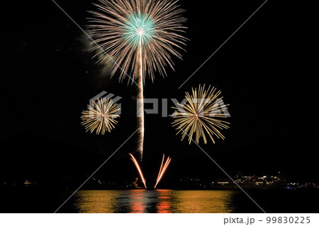 夏の小豆島、瀬戸内海、豪華客船のクルーズ、そして海上にあがる花火 99830225