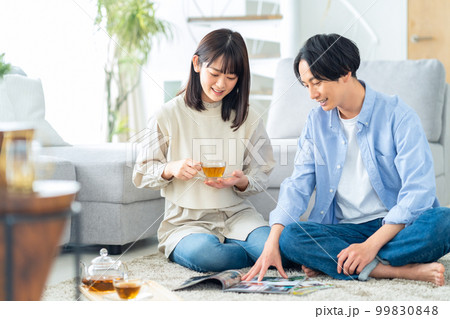 夫婦 カップル 家族 ライフスタイル リビング 夫婦 カップル 家族 ライフスタイル リビング 99830848