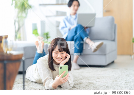 夫婦　カップル　家族　ライフスタイル　リビング 99830866