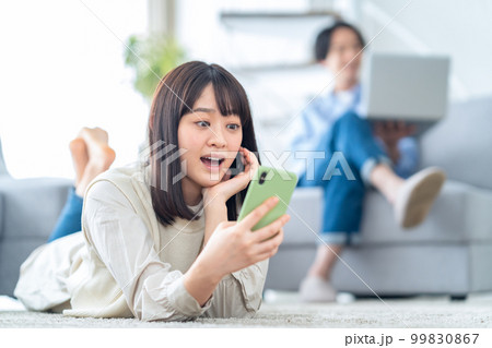 夫婦　カップル　家族　ライフスタイル　リビング 99830867