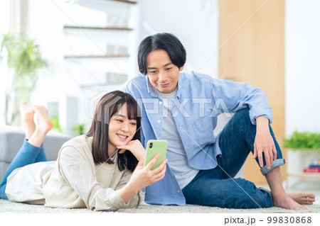 夫婦　カップル　家族　ライフスタイル　リビング 99830868