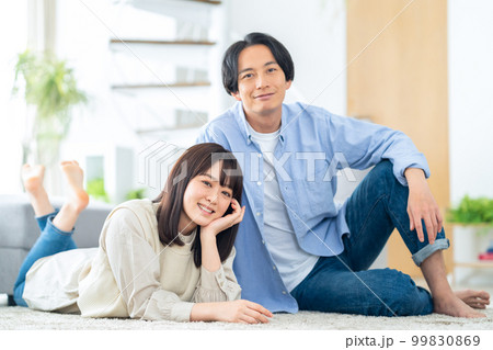 夫婦　カップル　家族　ライフスタイル　リビング 99830869