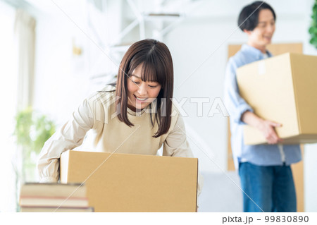 引越し　転勤　荷造り　夫婦　カップル　家族　ライフスタイル　リビング 99830890