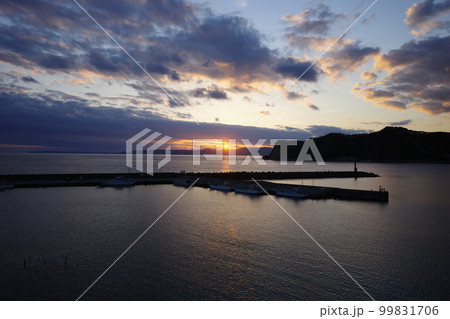 千葉県鴨川市小湊から見た沈みゆく夕陽 千葉県鴨川市小湊から見た沈みゆく夕陽 99831706
