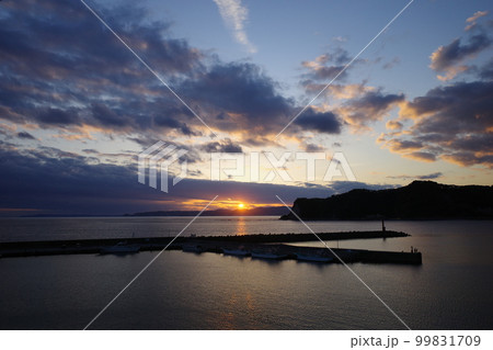 千葉県鴨川市小湊から見た沈みゆく夕陽 千葉県鴨川市小湊から見た沈みゆく夕陽 99831709
