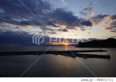 千葉県鴨川市小湊から見た沈みゆく夕陽 99831711
