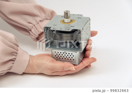 【マグネトロンを持つ女性】 【マグネトロンを持つ女性】 99832663