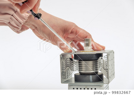 【マグネトロンとドライバーと女性】 99832667