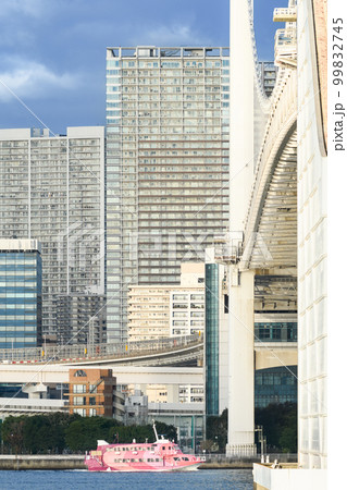 艇走中のジェットフォイル定期船と東京レインボーブリッジ 99832745