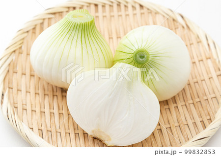 笊に乗った新玉ねぎ　白バック 99832853