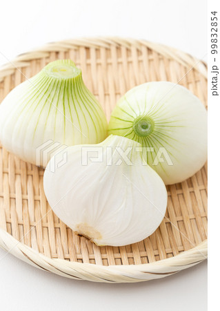 笊に乗った新玉ねぎ　白バック 99832854
