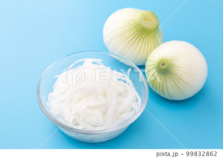 スライスした新玉ねぎ 水色背景 スライスした新玉ねぎ 水色背景 99832862