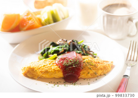 朝食のオムレツ ほうれん草とキノコのソテー添え 99833730