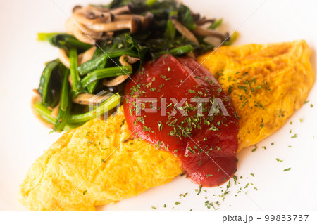 朝食のオムレツ ほうれん草とキノコのソテー添え 朝食のオムレツ ほうれん草とキノコのソテー添え 99833737