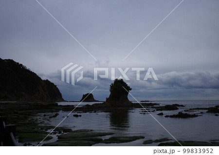 千葉県鴨川の鯛の浦遊歩道から見た小弁天と大弁天 99833952