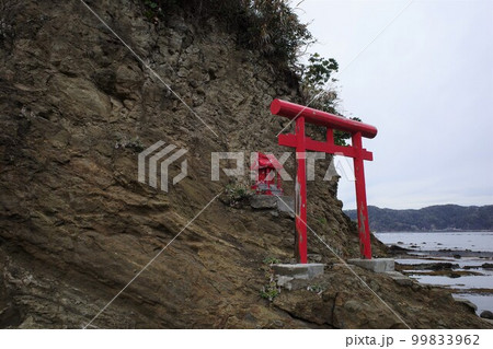 千葉県鴨川の鯛の浦にある小弁天の赤い鳥居と祠 千葉県鴨川の鯛の浦にある小弁天の赤い鳥居と祠 99833962