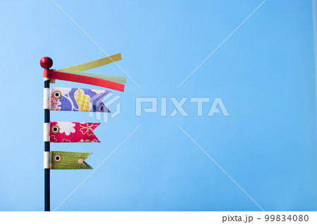 端午の節句・青空に泳ぐミニ鯉のぼり 99834080