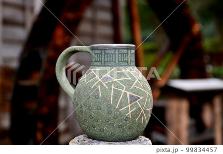 背景は水で動いている水車です 背景は水で動いている水車です 99834457