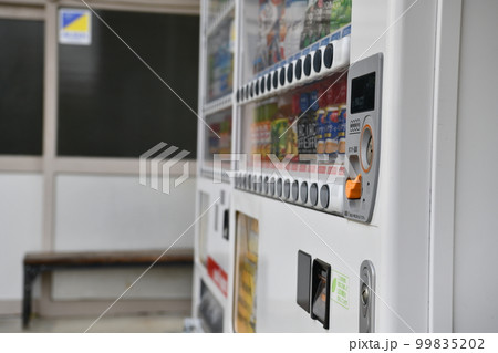 事務所前に置かれている自動販売機 99835202