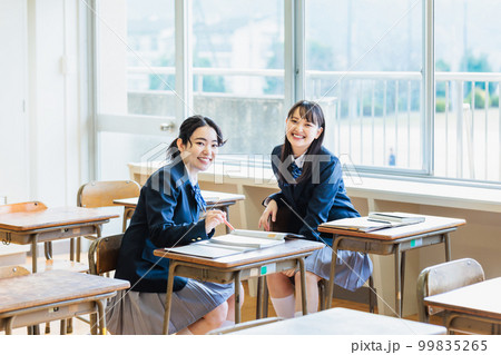 教室でクラスメイトと仲良く話をする女子高生 教室でクラスメイトと仲良く話をする女子高生 99835265