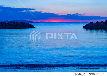 【鳴門風景】夜明け前の波音だけの浜辺にて 【鳴門風景】夜明け前の波音だけの浜辺にて 99835653