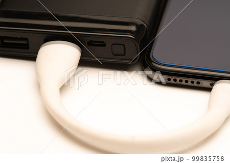 モバイルバッテリーとスマートフォン モバイルバッテリーとスマートフォン 99835758