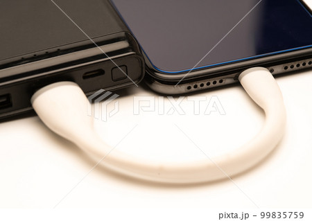 モバイルバッテリーとスマートフォン 99835759