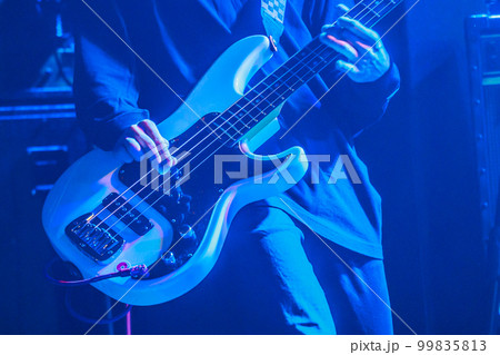 ライブ中のベーシスト 99835813