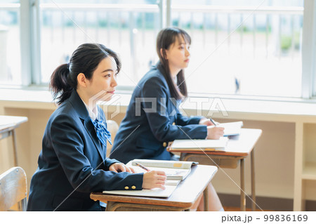 教室で勉強する制服を着た女子高生 99836169
