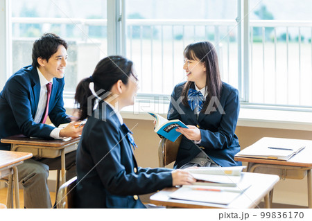 教室でクラスメイトと楽しく話す高校生 教室でクラスメイトと楽しく話す高校生 99836170