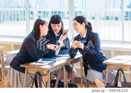 女子　教室 教室でクラスメイトとスマホを見ながら話す女子高生の写真素材 [99836210] - PIXTA