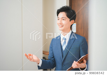 訪問販売をする若いビジネスマンの男性 訪問販売をする若いビジネスマンの男性 99836542