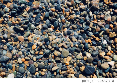 波打ち際の砂利 99837318