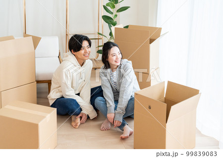 新居の若いカップル 新居の若いカップル 99839083