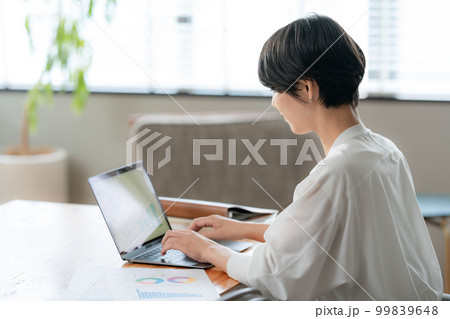 ビジネス　女性　ノートパソコン 99839648