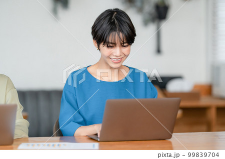 ビジネス　女性　ノートパソコン 99839704