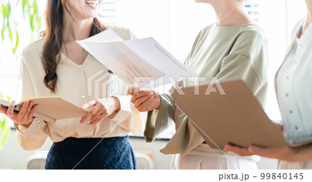 ビジネス　女性　手元 99840145