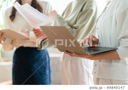 ビジネス　女性　手元 99840147