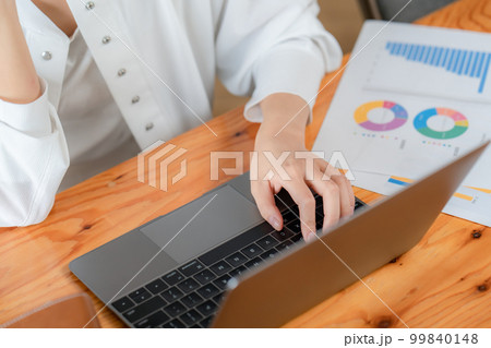 ビジネス　女性　手元 99840148