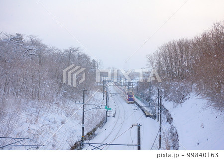 冬の山形新幹線”つばさ号”　茂吉記念館前駅 99840163