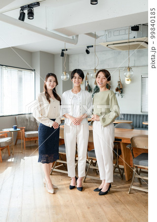 ビジネスパーソン　女性　3人 99840185