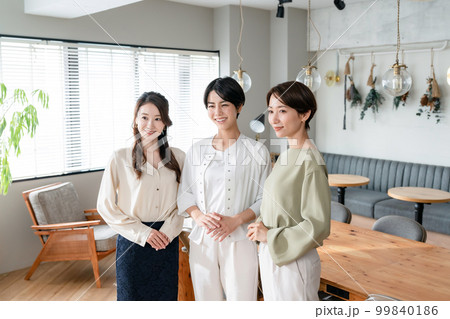 ビジネスパーソン 女性 3人 ビジネスパーソン 女性 3人 99840186