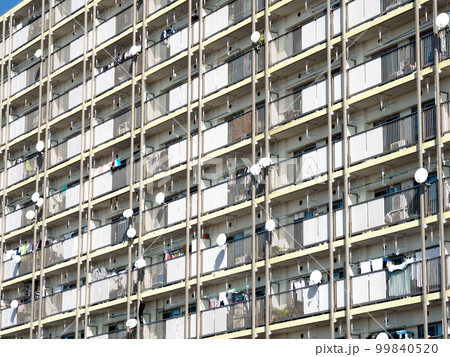 パラボラアンテナが並ぶ集合住宅 神奈川県 パラボラアンテナが並ぶ集合住宅 神奈川県 99840520